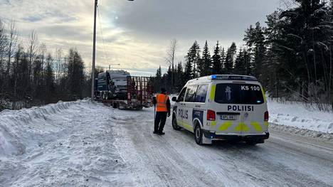 Kolme nuorta kuoli ja yksi loukkaantui henkilöauton ja rekan kolarissa Jyväskylässä tiistaiaamuna.