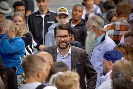 Ruotsidemokraattien puheenjohtaja tapasi kannattajia kampanjatilaisuudessa Eskilstunassa. 