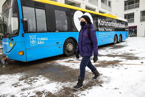 Koronabussi partioi viime viikonloppuna Turun ylioppilaskylässä. Ranskalainen oikeustieteen opiskelija Blandine Andrault kävi siinä koronatestissä.