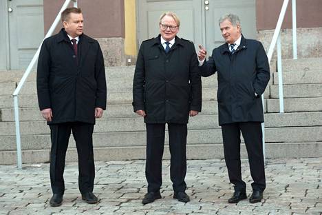 Suomen ja Ruotsin puolustusministerit Antti Kaikkonen (kesk) ja Peter Hultqvist tapasivat marraskuussa Helsingissä presidentti Sauli Niinistön kanssa. 