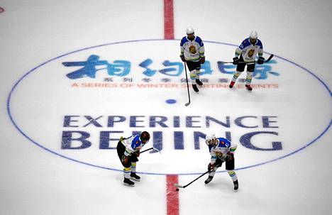 Kiinalaisia jääkiekkoilijoita Pekingin talviolympialaisten testikisoissa keväällä 2021.