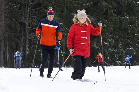 Rosa, 9, ja Jari Tolvanen, 45,  Espoosta hiihtivät ensimmäistä kertaa tänä talvena. Ikäerosta huolimatta molemmilla oli yhtä kivaa. 