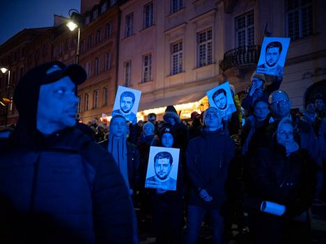 Varsovassa Bidenin puhetta kuuntelivat myös monet ukrainalaiset. Kuulijoiden kylteissä oli Ukrainan presidentin Volodymyr Zelenskyin kuva, ja niissä ylistettiin sankareita.
