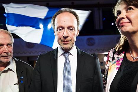 Jussi Halla-aho valitaan viikonvaihteessa jatkamaan perussuomalaisten puheenjohtajana. Hänellä on käytännössä koko puoluekentän tuki. Toukokuussa hän odotti eurovaalien tuloksia vaalivalvojaisissa Matti Putkosen ja Riikka Slunga-Poutsalon kanssa.