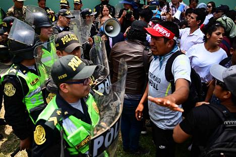 Entistä presidenttiä Pedro Castilloa tukevia mielenosoittajia keskiviikkona Perun pääkaupungissa Limassa.