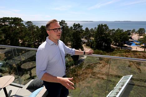 Virkistyshotelli Yyterin johtaja Janne Larisuo hotellin kattoterassilla, josta avautuu näkymä Yyterin ylle.