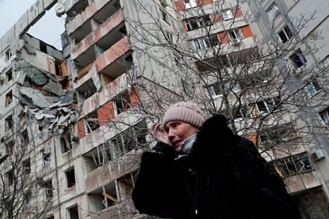 Nainen kyynelehti tuhoutuneen kerrostalon edustalla Mariupolissa.