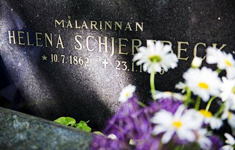 Helene Schjerfbeckin haudalla oli syntymän muistopäivänä maanantaina runsaasti kukkia.