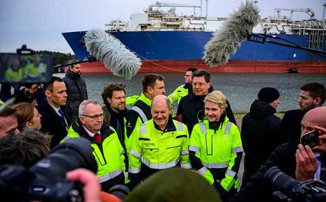 Saksan liittokansleri Olaf Scholz (keskellä) osallistui mediatilaisuuteen Lubminin satamassa kelluvan lng-terminaalin Neptunen luona 14. tammikuussa.