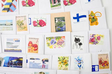 Turkulaisyritys vastaanotti yli 200 kirjettä, joista joka kymmenes oli leimattu. Kuvassa osa leimaamattomista kirjeistä.