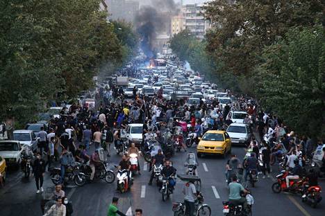 Ihmiset osoittivat mieltään Iranin pääkaupungissa Teheranissa 21. syyskuuta.