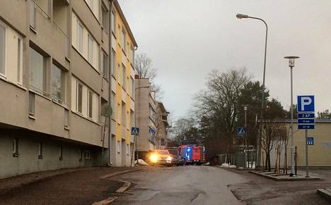 Naiselle vakavia vammoja huoneistopalossa Helsingin Haagassa, naapuri­parvekkeelta pelastettiin lapsi