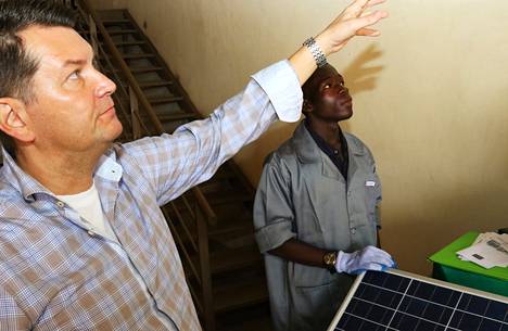 Sunspot-yritystä johtava Viljami Kettunen ja teknikko Bonny Busagwa työskentelevät yrityspuistossa Kampalan laidalla.