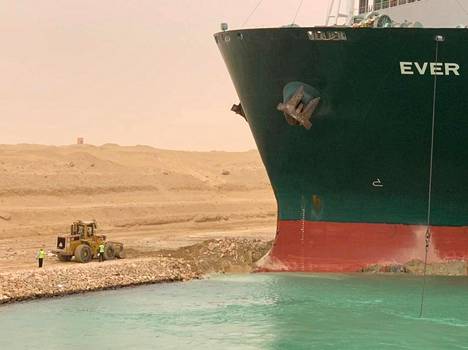 Työntekijöitä jumiin jääneen laivan vieressä Suezin kanavassa keskiviikkona.