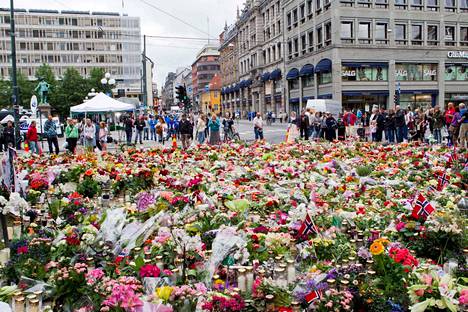 Ruusujen meri peitti keskustan kadut Oslossa terrori-iskuja seuraavana päivänä 23. heinäkuuta 2011, kun norjalaiset kokoontuivat muistamaan iskujen uhreja. 