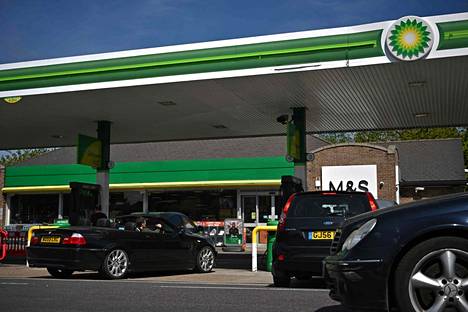Öljy-yhtiö BP:n vetäytyminen Venäjältä aiheuttaa yritykselle ennätystappiot. Kuvassa BP:n huoltoasema Lontoon lähistöllä Tonbridgessä.