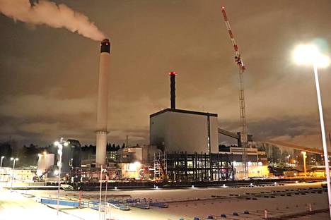 Tampereen Sähkölaitoksen Naistenlahden voimalaitos täyttää öljyvarastojaan venäläisjätti Lukoilin omistaman Teboilin toimittamalla öljyllä.