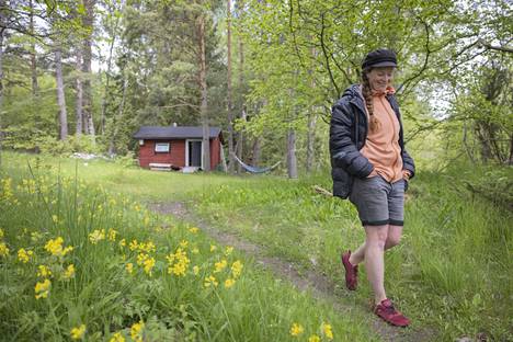 Matkailuyrittäjä Sara Söderlund kulkee omia polkujaan Korppoossa sijaitsevalla metsätontillaan, jossa matkailijoille on tarjolla luonnonmukaisia majoituspalveluja. 
