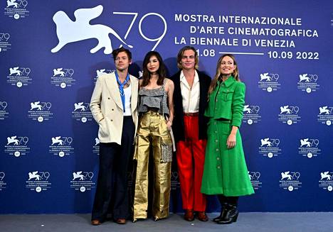 Näyttelijät Harry Styles (vas.), Gemma Chan ja Chris Pine sekä ohjaaja Olivia Wilde Venetsian elokuvajuhlilla 5. syyskuuta