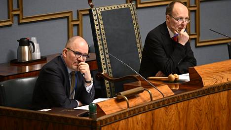 Eduskunnan pääsihteeri Antti Pelttari ja puhemies Jussi Halla-aho (ps) kuvattiin täysistunnossa helmikuussa.
