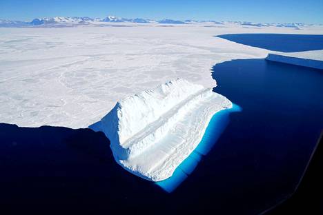 Lämmennyt merivesi sulattaa Antarktiksen jäätä.
