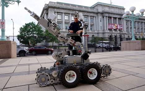 Clevelandin poliisi esitteli vuonna 2016 Remotec F5A -robottia, jota käytetään lähinnä pomminpurkutehtävissä. Kyseiseen malliin voidaan asentaa 12-kaliiperin haulikko.