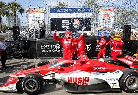 Marcus Ericsson juhli St. Petersburgin Indycar-kisan voittoa Floridassa sunnuntaina.
