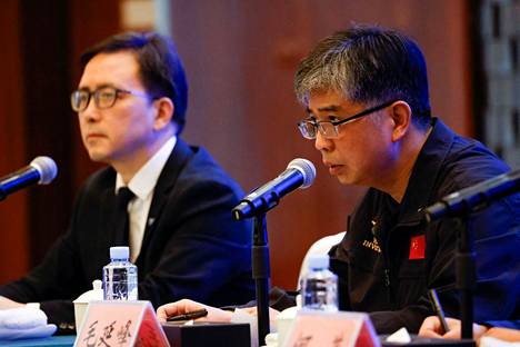 Siviili-ilmailuhallinnon onnettomuustutkinnan johtaja Mao Yanfeng ja tiedottaja Liu Lusong pitivät tiedotustilaisuuden keskiviikkona.