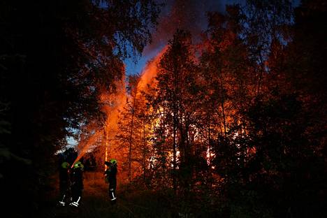 The units of the rescue service prevented the fire from spreading to the environment.