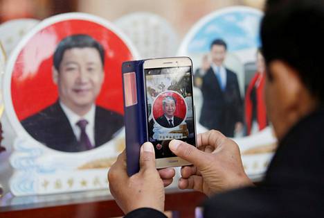 Turisti otti puoluekokouksen aikaan Pekingissä kuvan koristelautasesta, johon on kuvattu Kiinan presidentti Xi Jinping.