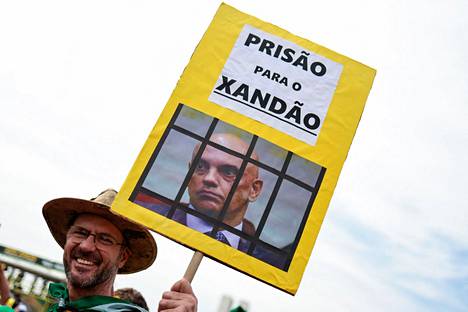 Presidentti Jair Bolsonaron kannattaja vaati tuomari Alexandre de Moraesia vankilaan Brasíliassa keskiviikkona.