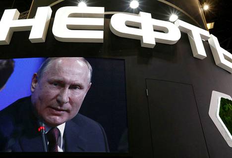 Venäjän presidentti Vladimir Putin öljy-yhtiö Rosneftin näytöllä. 