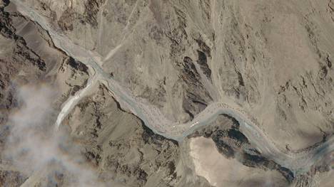 Ladakhista Intiasta otettu satelliittikuva, jossa saattaa näkyä jälkiä tarkkailuasemista.
