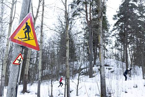 A traffic sign warns skiers in Hakunila.