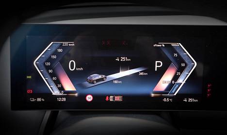 The driver's display estimates the remaining range in different driving modes. 