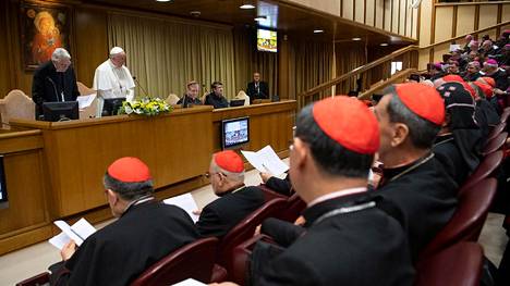 Puolalaisjärjestö julkaisi raportin sadoista kirkon sisällä tapahtuneista hyväksikäytöistä – katoliset kirkon johtajat kerääntyivät Vatikaaniin pohtimaan korjauskeinoja