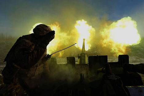 Ukrainalaiset ampuivat ilmatorjunta-aseella Bahmutissa 10. tammikuuta.