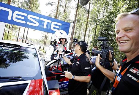 Toyotan pääjohtaja Akio Toyoda onnitteli Jari-Matti Latvalaa tämän ajettua Suomen MM-rallissa kolmanneksi. Tommi Mäkinen seurasi vierestä. Kisan voitti Latvalan tallikaveri Ott Tänak.