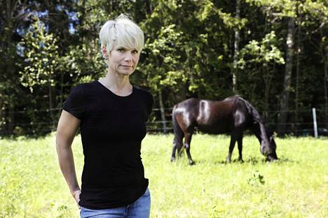 ”Hevoset ovat opettaneet minulle paljon itsestäni”, sanoo kirjailija Katariina Alongi.