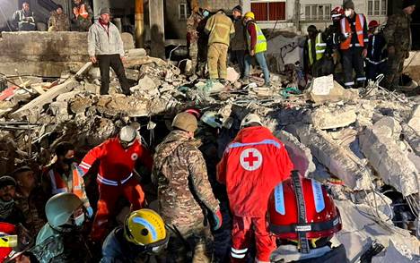 Maanjäristyksestä mahdollisesti selvinneitä etsittiin Syyrian Jablehissa perjantaina.