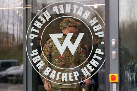 ”TŠVK Wagner-keskus”, Wagner-keskuksen sisäänkäynnillä Pietarissa lukee. TŠVK on lyhenne, joka tarkoittaa yksityistä sotilasyritystä eli palkkasotilasyritystä.