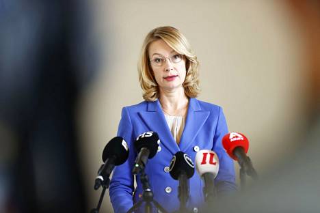 Omistajaohjausministeri Tytti Tuppurainen puhui tiedotusvälineille tiistaina eduskunnassa.