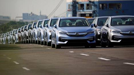 Autovalmistajat varoittavat tuontitullien nostavan autojen hintoja – Trump uhkailee EU:ta uusilla maksuilla