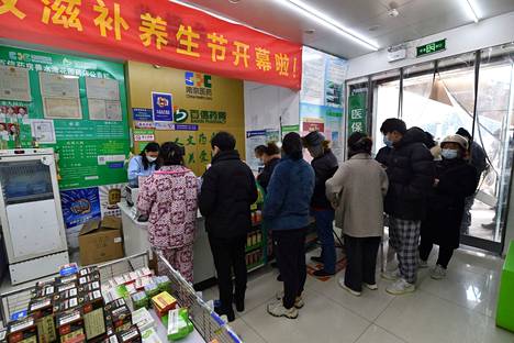 Kiinalaisia apteekissa Nanjingin kaupungissa 15. joulukuuta.