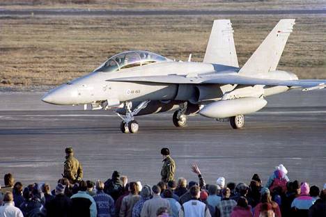 Ensimmäiset Hornetit saapuivat Suomeen Tampere-Pirkkalan lentokentälle marraskuussa 1995.