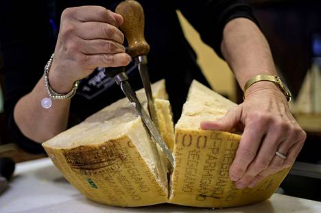 Parmigiano-Reggiano-juustolla on EU:n alkuperänimisuoja. Sitä saa valmistaa vain tietyissä Italian osissa.