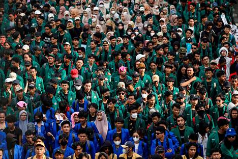 Yliopisto-opiskelijat osoittivat mieltään uutta rikoslakia vastaan Indonesian parlamenttirakennuksen ulkopuolella Jakartassa 15. joulukuuta.