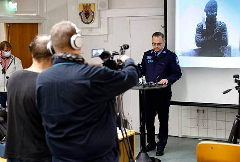 Rikosylikomisario Toni Sjöblom perjantain tiedotustilaisuudessa Porissa Lounais-Suomen poliisilaitoksella. Poliisi epäilee viittä miestä Kankaanpään seudulla terrorismirikoksista.