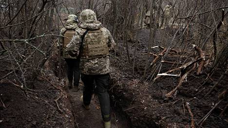 Ukrainan armeijan tykistöpatteristo asemissa Koillis-Ukrainassa Kupjanskin seudulla.