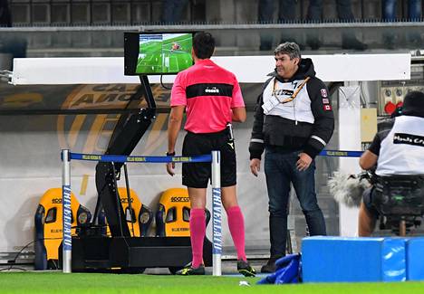 Erotuomari tarkasti tilanteen videolta 30. lokakuuta 2017 Italiassa Serie A:n ottelussa.